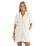 Mono corto color blanco, estilo camisero, con cuello solapa, mangas cortas con vuelta y cierre frontal de botones.