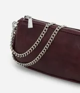 Cartera bandolera compacta de cuero sintético color negro, con cierre superior y doble correa de cadena metálica, una corta para el hombro y una larga ajustable.
