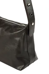 Bandolera de cuero sintético con acabado texturizado, cierre superior con cremallera y correa larga ajustable decorada con tachuelas metálicas.