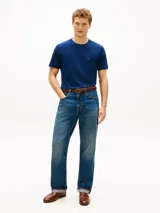 Remera azul de manga corta, confeccionada en puro algodón, con cuello redondo y un bolsillo de parche en el pecho que incluye un pequeño bordado con los colores distintivos de la marca.