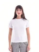 Remera blanca de manga corta y cuello redondo, de corte clásico.
