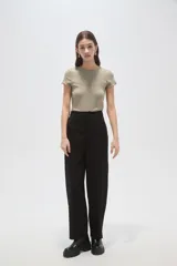 Pantalon de vestir de corte barrel y tiro alto, color negro, con cierre frontal y bolsillos laterales.