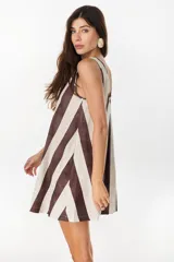 Vestido corto sin mangas con cuello redondo y diseño de rayas verticales en tonos marrón y crudo, confeccionado en mezcla de algodón y elastano.