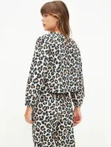 Camisa con estampado animal print de leopardo en tonos marrón, negro y blanco.