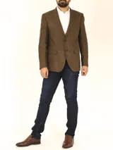 Saco sport marrón de gamuza ecológica con dos botones frontales y forro interno completo.