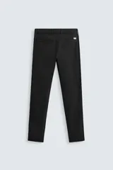 Pantalón chino de corte ajustado, color beige, con bolsillos laterales y bolsillos traseros de vivo. Cuenta con cierre frontal de cremallera y botón.