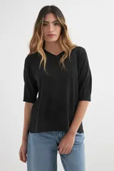 Sweater color marrón con escote en V y mangas 3/4.