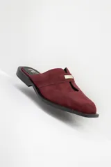 Zuecos de cuero color bordó con punta cuadrada, detalle de abertura en el empeine y aplique metálico dorado.