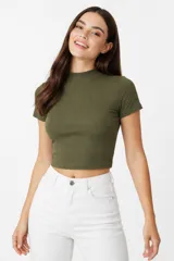 Remera de algodón y elastano, de corte ajustado al cuerpo, con cuello alto y mangas cortas.