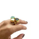 Anillo artesanal de bronce bañado en oro con cuarzo verde agua, perla barroca y piedra de la luna.