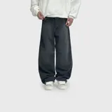 Jean de corte baggy con diseño holgado y tiro medio, confeccionado en denim de algodón con acabado lavado en tono negro.