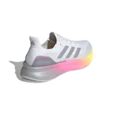 Championes Adidas Ultraboost Light, color blanco con detalles en gris y suela degradada en tonos rosa, naranja y amarillo.