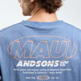 Remera de manga larga Maui and Sons color azul, con cuello redondo y logo de la marca estampado en el pecho. Presenta puños elásticos y un corte holgado.