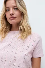 Remera de manga corta con frente confeccionado en tela broderie blanca con diseño calado y espalda de algodón liso.