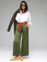 Pantalón palazzo color verde oliva de tela tipo raso, con cintura alta y corte amplio.