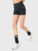 Short deportivo de tiro alto, confeccionado en tejido técnico con banda de silicona para mayor sujeción y libertad de movimiento.