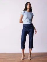 Pantalón capri de denim azul, marca Ruby Rd. Pretina ancha elastizada, bolsillos simulados delanteros, bolsillos aplicados traseros y ruedo desflecado.