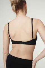 Soutien tipo bralette de microfibra sin costuras, con diseño de doble bretel regulable y detalle fruncido en el centro del escote. Cuenta con cierre de broche doble en la espalda con tres niveles de ajuste.