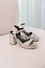 Sandalias plateadas de plataforma con pulsera al tobillo y taco bloque de 10 cm.