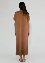 Vestido largo amarillo de lino, con escote en V, mangas cortas y bolsillos laterales.