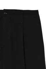 Pantalón de corte recto confeccionado en lana, con pliegues frontales, bolsillos laterales y bolsillos traseros de doble vivo. Cuenta con cierre frontal con cremallera y botón.