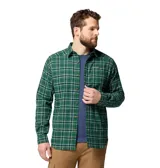 Camisa de manga larga Columbia modelo Cornell Woods, confeccionada en tela de franela a cuadros en tonos verdes y azules. Presenta cuello clásico, cierre frontal con botones y un bolsillo en el pecho con cierre de botón.