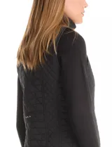 Chaleco capitoneado color verde oliva, con cuello alto, cierre frontal completo y bolsillos laterales. El interior está completamente forrado en símil piel para mayor calidez.