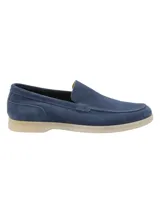 Mocasín de hombre confeccionado en cuero italiano de alta calidad, con diseño de punta redonda y suela de goma en tono claro.