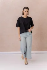Pantalón jean tiro alto de color celeste claro, con corte wide leg y largo cropped. Presenta bolsillos funcionales y terminación de ruedo ancho.
