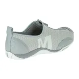 Slip on Merrell modelo Barrado, color gris, confeccionado en malla transpirable con detalles en cuero. Cuenta con cierre frontal de cremallera, plantilla de espuma EVA y suela de goma con tecnología Air Cushion para mayor estabilidad y tracción.