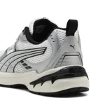 Championes Puma Milenio Tech 2000 Reflect-X en color gris y blanco, con detalles en negro. Diseño de inspiración retro running con capellada de malla transpirable y superposiciones sintéticas metalizadas.
