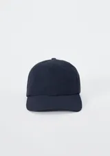 Gorra clásica color gris oscuro, con visera curva y diseño liso de seis paneles.