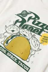 Remera blanca de manga corta y cuello redondo, con estampa frontal temática de Pizza Planet con los personajes de Toy Story.