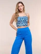 Top crop de viscosa con estampado abstracto en tonos azul y blanco, con pechera integramente elastizada en punto smock, escote recto y breteles finos.