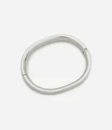 Pulsera rígida de diseño ovalado en metal plateado con cierre de bisagra integrado.