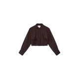 Campera corta de diseño utilitario en color marrón oscuro, con cierre frontal oculto, bolsillos frontales con fuelles y detalles de lazos fruncidos, puños anchos abotonados y cuello camisero.