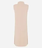 Vestido midi de Marfinno, confeccionado en tejido de viscosa y poliéster. Presenta cuello alto, diseño sin mangas con hombreras integradas y corte recto.