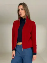 Campera de punto tejido con diseño de ochos, color rojo, con cierre frontal completo y cuello alto.