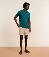 Remera polo de corte comfort, confeccionada en algodón peruano de alta calidad. Presenta cuello clásico con tapeta de botones y mangas cortas. Diseño liso y texturizado, ideal para un look casual y fresco.