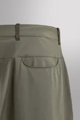 Bermuda de Zara Athleticz color verde militar, confeccionada en tejido técnico compacto y elástico, con bolsillos curvados y cierre frontal con cremallera y botón a presión oculto.