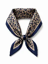 Pañuelo cuadrado de seda con estampado de leopardo en tonos beige, bordó y azul. Presenta un borde ancho en color bordó con un fino detalle de línea azul, ideal para usar como accesorio en el cabello o cuello.