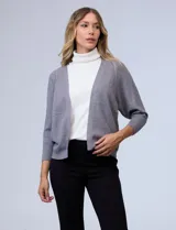 Cardigan tejido gris de viscosa y poliéster, con mangas tres cuartos y corte clásico.