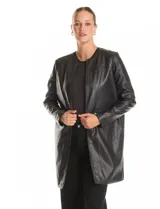 Chaqueta larga de eco cuero marca Baccini, con cuello a la base, cierre frontal y bolsillos laterales con cierre metálico. Posee forro interno a tono.