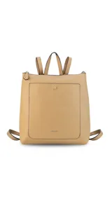 Mochila de diseño moderno y funcional, confeccionada en símil cuero con textura granulada. Cuenta con un bolsillo frontal con broche, cierre principal superior, manija superior y correas ajustables. Incluye logo de la marca grabado en el frente.