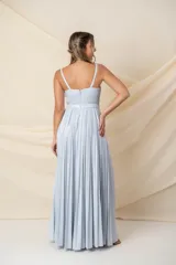 Vestido largo de fiesta color celeste, de breteles finos y escote en U. El cuerpo es ajustado y la falda es amplia con plisado fino.