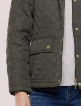 Campera capitoneada verde militar de la línea Weatherproof, con diseño a rombos, cuello alto mao, cierre frontal con cremallera y botones a presión dorados, bolsillos frontales con solapa y trabas de ajuste en la cintura.