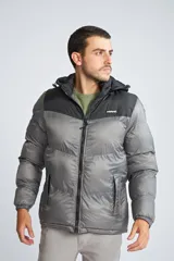 Campera puffer para hombre, color negro con canesú gris, capucha desmontable, cierre frontal con cremallera, bolsillos laterales con cierre y logo de la marca en el pecho.