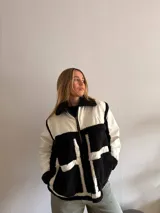 Campera con cuerpo de corderito negro y detalles en blanco.