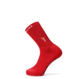 Medias deportivas de caña media color rojo, con tecnología antideslizante en la planta del pie y detalle de logo bordado en el lateral.