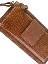 Billetera porta celular de cuero color marrón, con textura combinada de efecto croco y cuero liso. Cuenta con cierre principal y bolsillo frontal con solapa y broche magnético.